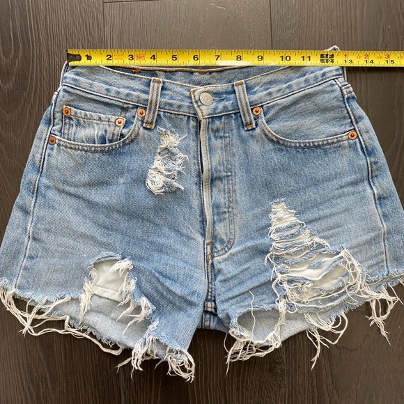 Vintage Levi’s 501 denim shorts size 28 (fits like 24/25) - Picture 7 of 9